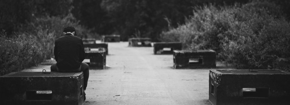 Angst vor Ablehnung - einsamer Mensch auf einer Parkbank