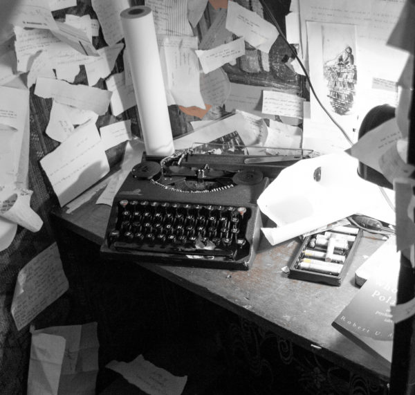 chaotischer Schreibtisch - Prokrastination und Arbeiten unter Druck